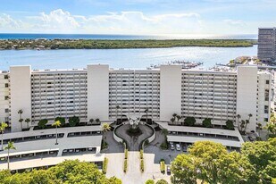 124 Lakeshore Dr in North Palm Beach, FL - Building Photo
