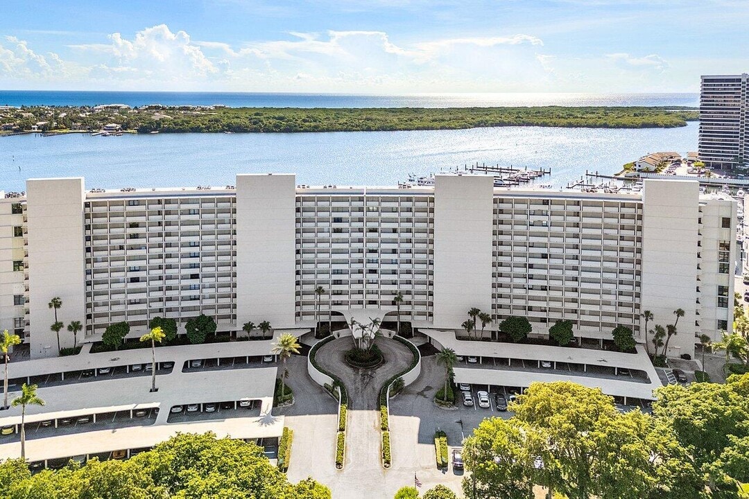 124 Lakeshore Dr in North Palm Beach, FL - Building Photo