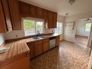 6065 Colver Rd in Talent, OR - Building Photo - Building Photo