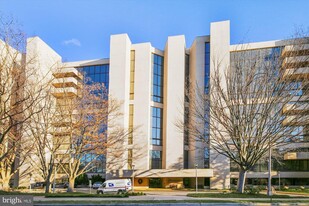1101 S Arlington Ridge Rd in Arlington, VA - Building Photo