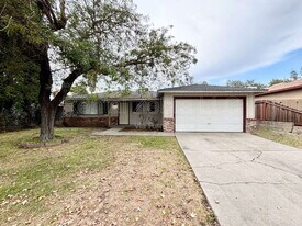 3275 Cheyenne Dr in Merced, CA - Building Photo