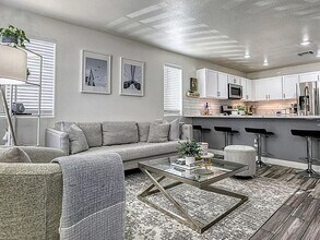 6080 St Petersburg Dr in Las Vegas, NV - Building Photo - Building Photo