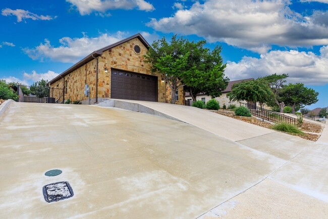 1829 Summit Ridge Dr in Kerrville, TX - Building Photo - Building Photo