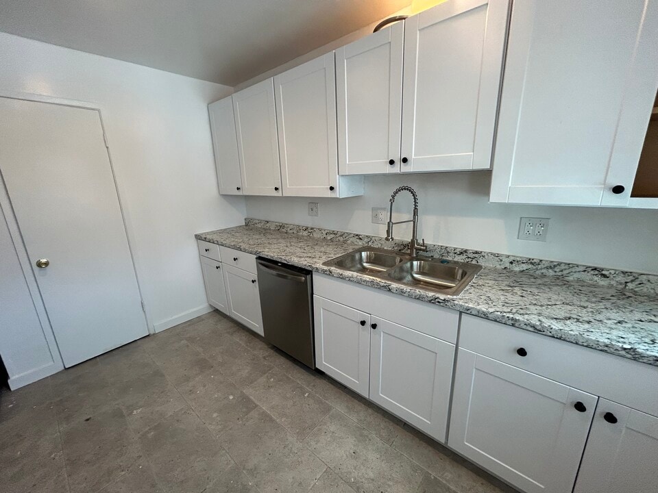 299 Robinhood Ln in Costa Mesa, CA - Building Photo
