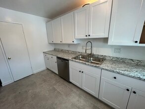 299 Robinhood Ln in Costa Mesa, CA - Building Photo - Building Photo