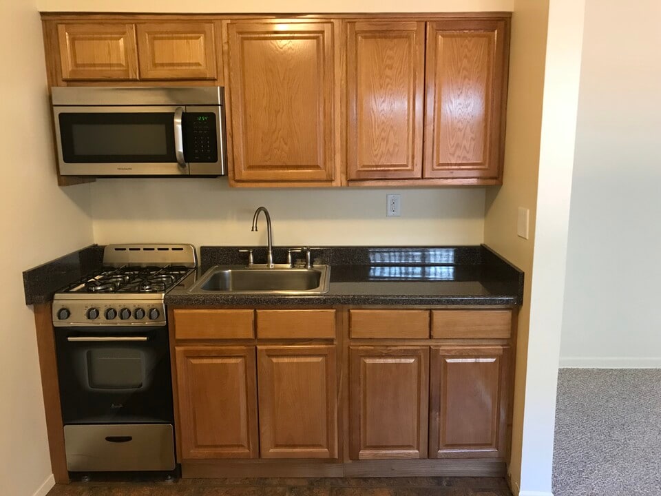 The Niche at Roman Gardens in Lindenhurst, NY - Foto de edificio