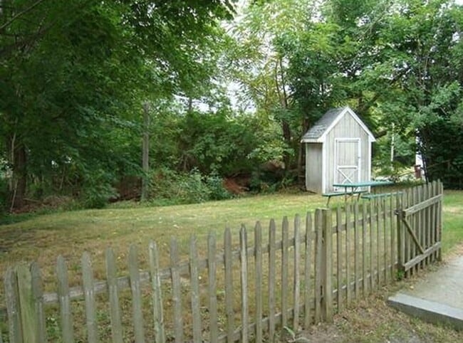 8 Main St, Unit 1 in Kingston, MA - Building Photo - Building Photo