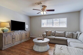 10050 Haddington Dr in Houston, TX - Building Photo - Building Photo