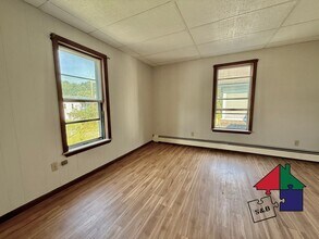 63 Brook St-Unit -Unit #2 in Barre, VT - Foto de edificio - Building Photo