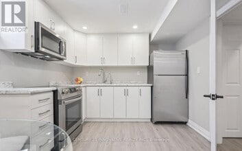 1151 Lindsay Dr in Oakville, ON - Building Photo - Building Photo