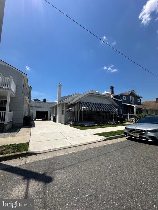 12 N Swarthmore Ave in Ventnor City, NJ - Building Photo