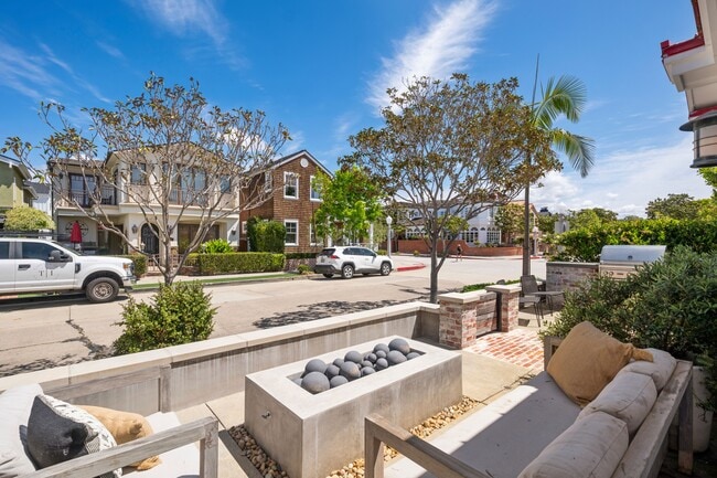 2035 Miramar Dr in Newport Beach, CA - Building Photo - Building Photo