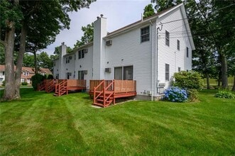 107 Forestwood Dr, Unit 107 Forestwood Dr in North Providence, RI - Foto de edificio - Building Photo