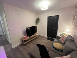 3102 SW 10th St in Miami, FL - Foto de edificio - Building Photo