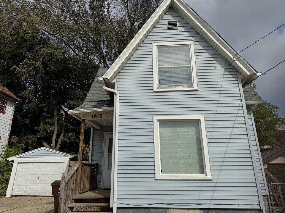 1818 Charles St in Rockford, IL - Building Photo
