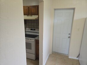 2000 NW 27th St, Unit 4 in Oakland Park, FL - Foto de edificio - Building Photo