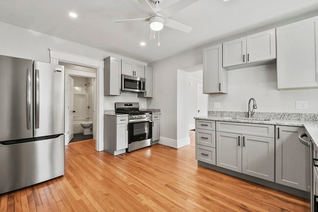 61 Verchild St, Unit 1 in Quincy, MA - Foto de edificio - Building Photo