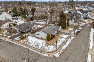 1 Virginia Rd in Syosset, NY - Building Photo