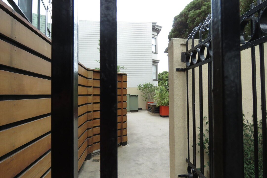 455 Vallejo St. in San Francisco, CA - Building Photo