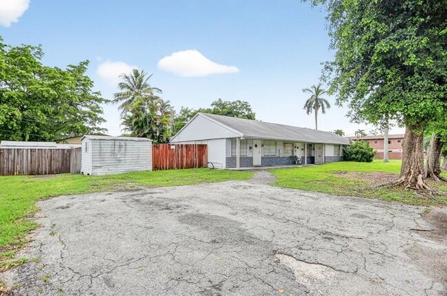 6501 SW 49th St in Davie, FL - Building Photo - Building Photo