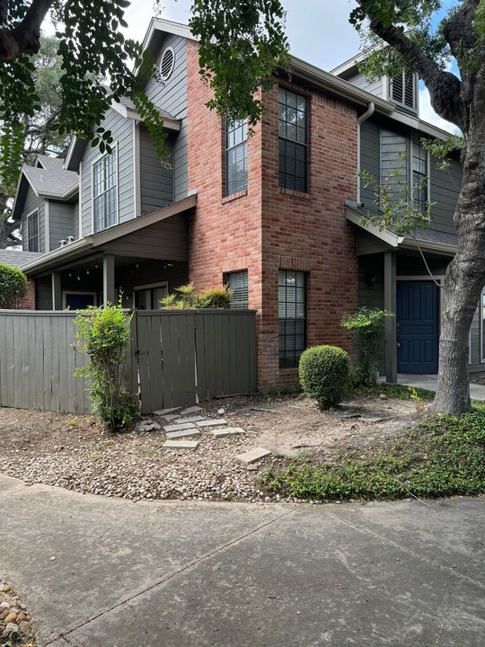 35 Chapel Hill Cir in San Antonio, TX - Foto de edificio