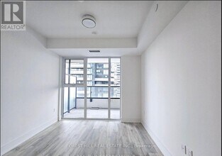 10 Inn On The Pk Dr in Toronto, ON - Building Photo - Building Photo