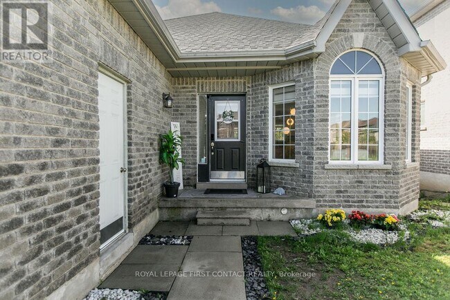 1955 Swan St in Innisfil, ON - Building Photo - Building Photo