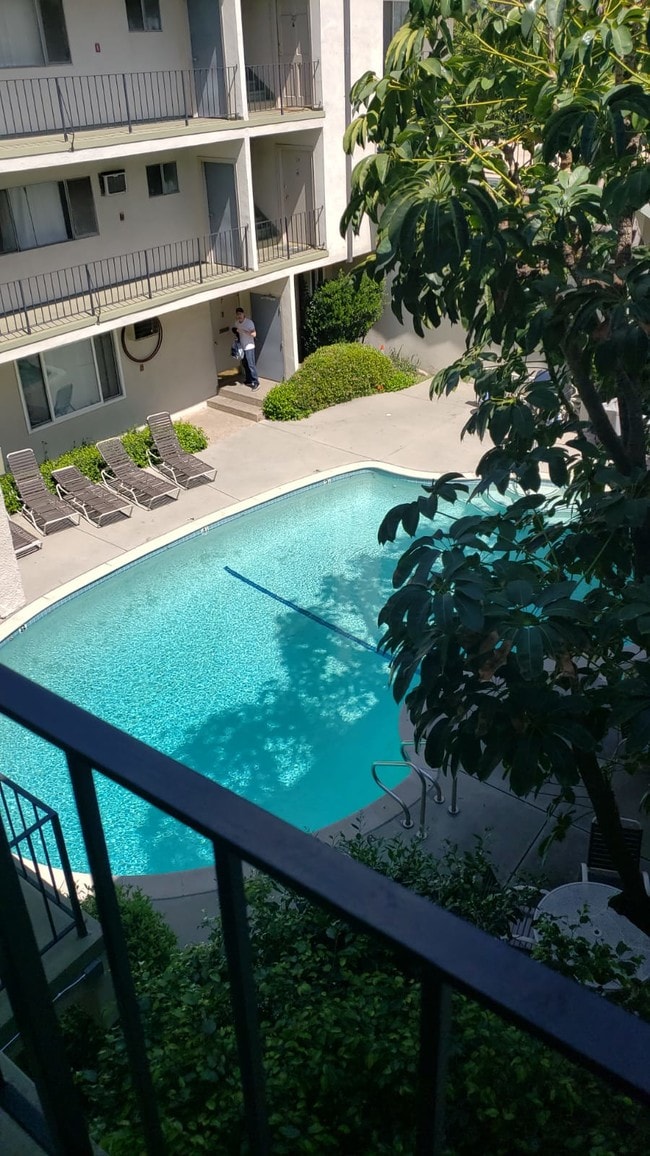 5000 Coldwater Canyon Ave, Unit 4 in Los Angeles, CA - Building Photo - Building Photo