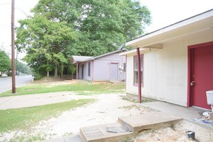 2005 Railroad St in Nacogdoches, TX - Building Photo
