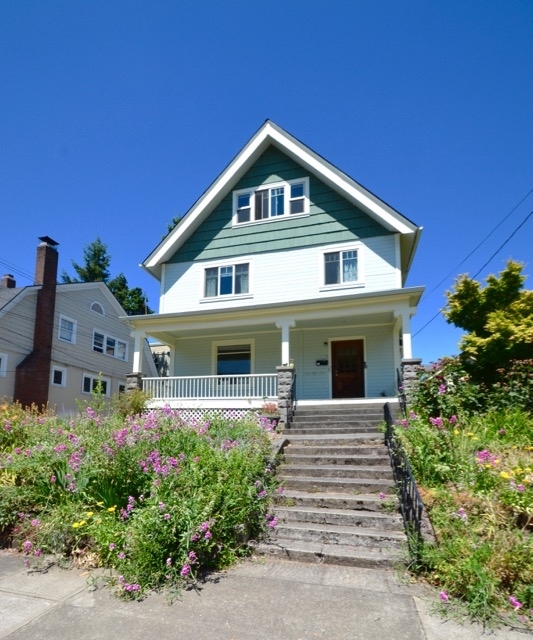 2149 NE Clackamas St in Portland, OR - Building Photo