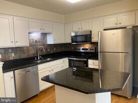 7049 Rogue Forest Ln in Gainesville, VA - Building Photo