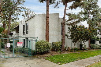 Westside Condominiums in Winnetka, CA - Foto de edificio - Building Photo