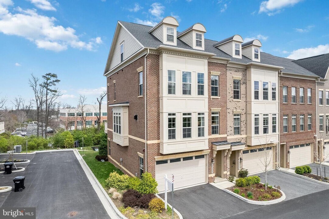 10225 Hilltop Ascent Dr in Rockville, MD - Building Photo