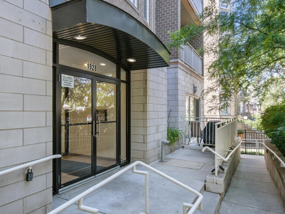 1928 N Kedzie Ave in Chicago, IL - Building Photo