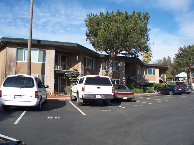 Court View Apartments in Auburn, CA - Foto de edificio - Building Photo