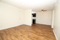 Building Photo - Stonegate Apartamentos in Sacramento, California