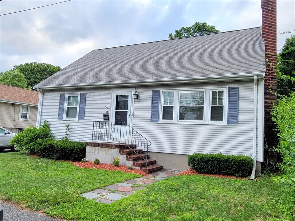 121 Bedford St in Waltham, MA - Building Photo