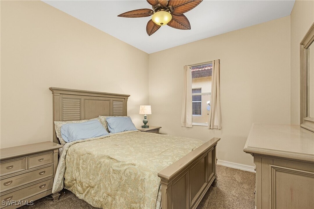 20002 Grande Lake Dr in Estero, FL - Foto de edificio