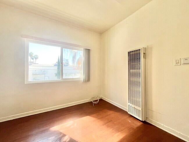 652 S Dunsmuir Ave, Unit 106 in Los Angeles, CA - Building Photo - Building Photo