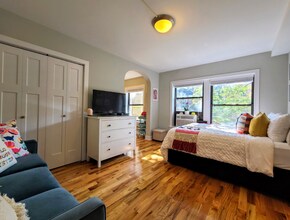 556 W Arlington Pl, Unit 209 in Chicago, IL - Building Photo - Building Photo