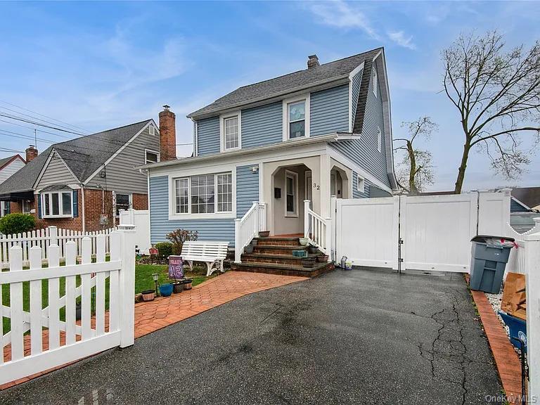 32 Chase St in Hempstead, NY - Building Photo
