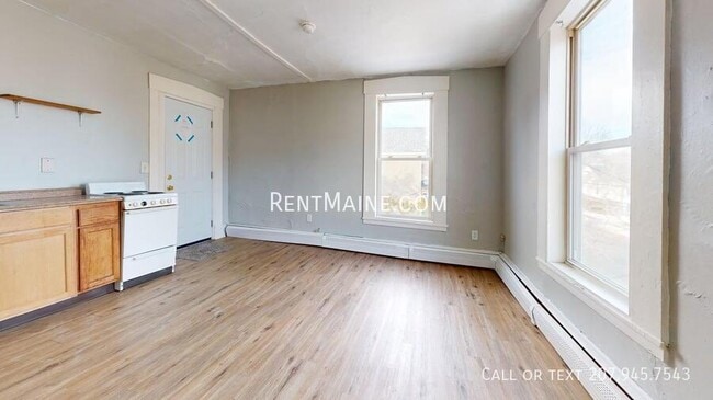 76 Court St in Bangor, ME - Foto de edificio - Building Photo