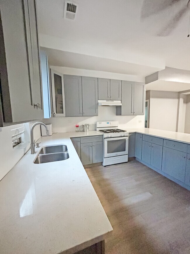 1035 E 75th St in Chicago, IL - Building Photo - Building Photo