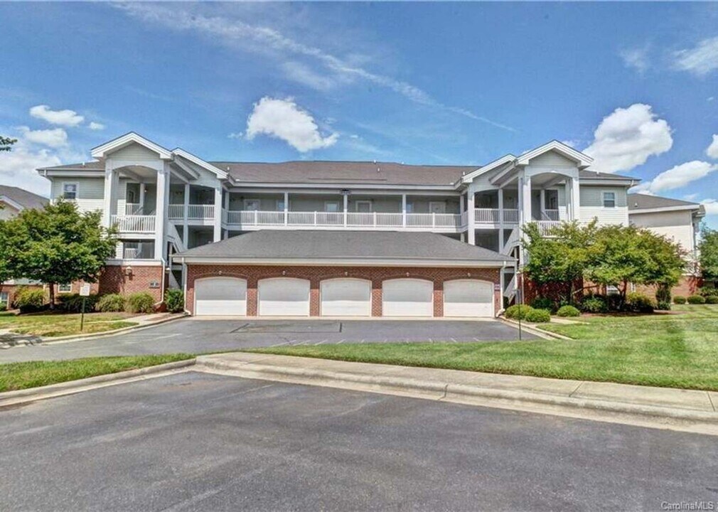 8967 Meadow Vista Rd in Charlotte, NC - Foto de edificio