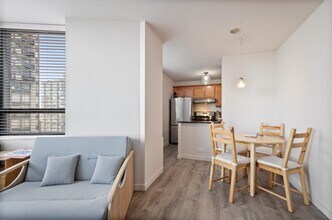 5701 N Sheridan Rd in Chicago, IL - Foto de edificio - Building Photo