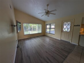 2425 Tamarind Dr in Edgewater, FL - Building Photo - Building Photo