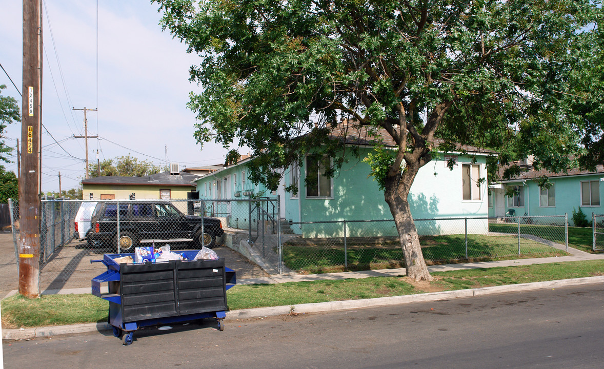 2984 E Nevada Ave in Fresno, CA - Foto de edificio