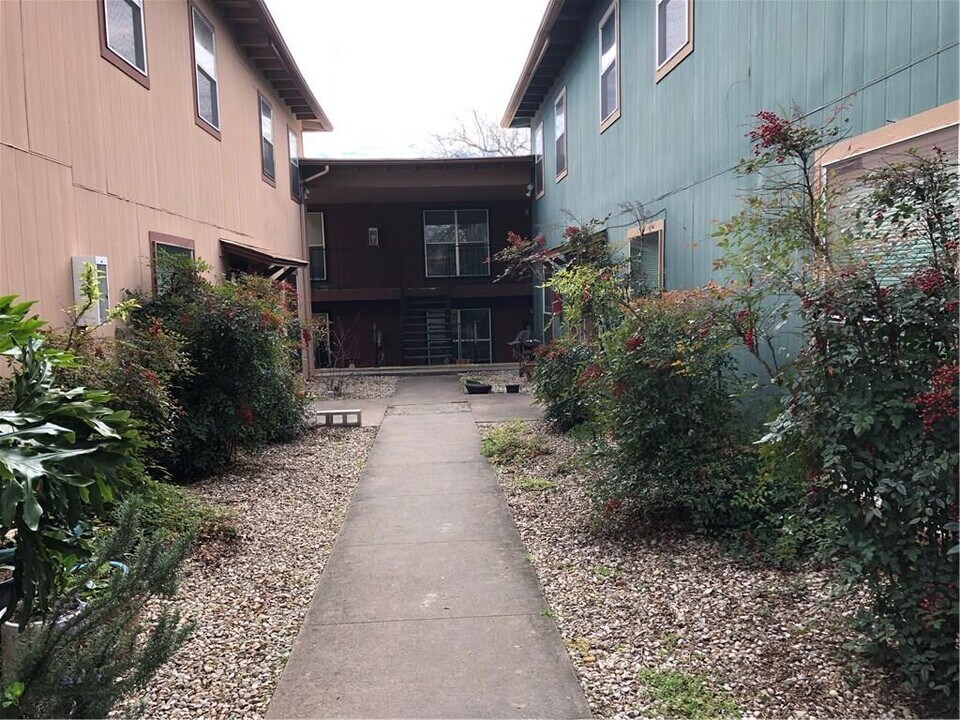 2319 Greenfield Pkwy-Unit -109 in Austin, TX - Building Photo
