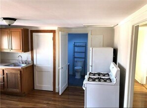 113 Bartlett Ave-Unit -3 in Cranston, RI - Building Photo - Building Photo