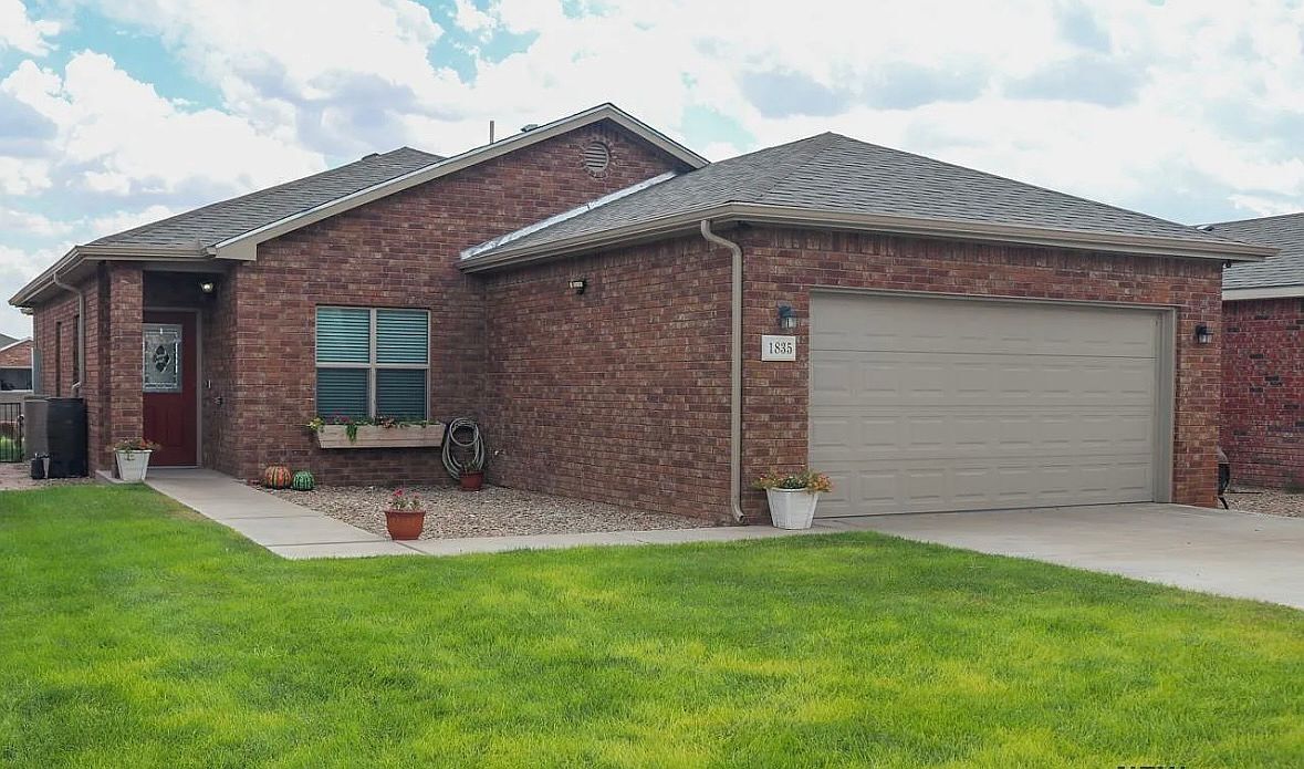 1835 Dillon Wood Dr in Portales, NM - Foto de edificio